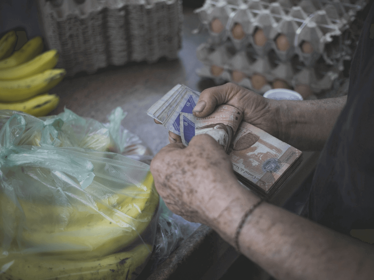 El círculo vicioso de los aumentos salariales  en Venezuela